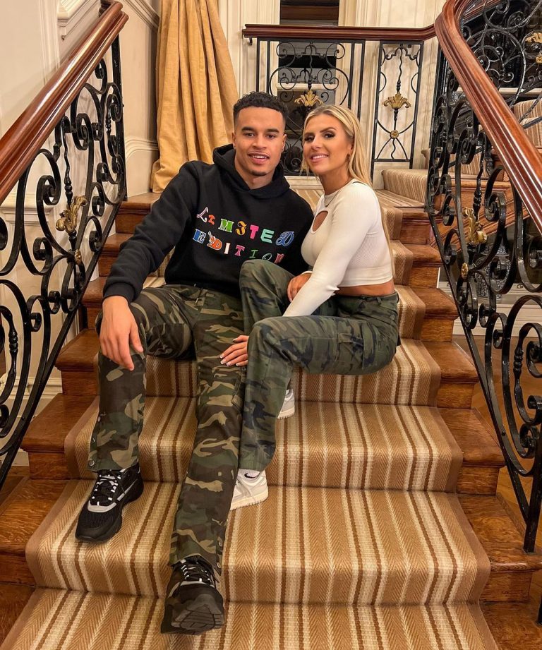 It looks like Toby Aromolaran and Chloe Burrows have split